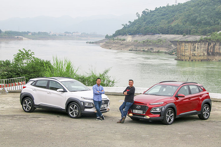 Điểm yếu duy nhất của Hyundai Kona mới có lẽ chỉ có thể là chưa có phiên bản hai cầu, nhưng có thể nó sẽ nằm ở phiên bản kế tiếp trong thời gian tới. Tại thị trường Việt Nam, mẫu xe được Hyundai Thành Công phân phối ra thị trường với 3 phiên bản động cơ, trang bị gồm; phiên bản 2.0 AT, 2.0 AT đặc biệt và 1.6 Turbo, giá bán Hyundai Kona mới lần lượt là 615 triệu đồng, 675 triệu đồng và 725 triệu đồng.