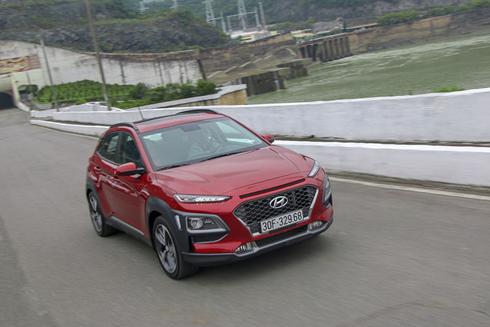 Ngoài động cơ, hệ thống treo trên Hyundai Kona được đánh giá khá tốt mang tới cảm giác thật tay, chính xác khi vào cua. Và đặc biệt, khi đi ở tốc độ cao hay cung đường đèo dốc, xe lì xuống mặt đường, mang lại cảm giác yên tâm cho người sử dụng. Tuy nhiên, hệ thống treo này cũng hơi cứng, nên người ngồi phía sau sẽ có cảm giác xóc nảy khi xe đi chuyển qua đường gồ ghề, ổ gà hay những khúc đường mấp mô...
