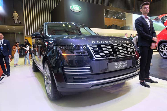 Land Rover Việt Nam mới đây đã lựa chọn VMS 2018 làm nơi ra mắt chính thức chiếc Range Rover phiên bản nâng cấp giữa vòng đời 2019 tới khách hàng. Range Rover 2018 mới là chiếc SUV hạng sang mới nhất của hãng xe Anh quốc. Xe có 4 phiên bản, gồm HSE, Vogue, Autobiography và Autobiography LWB.