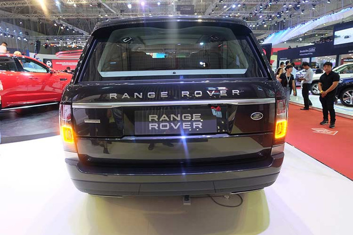 Phía sau, cụm đèn hậu cũng được thay đổi nhẹ về tạo hình, trẻ trung nhưng cũng đầy quyến rũ. Xe sử dụng la-zăng 20 inch, đa chấu, lớn hơn 1 inch so với bản trước đây. Cuối cùng là ống xả hình tứ giác đặt thấp.