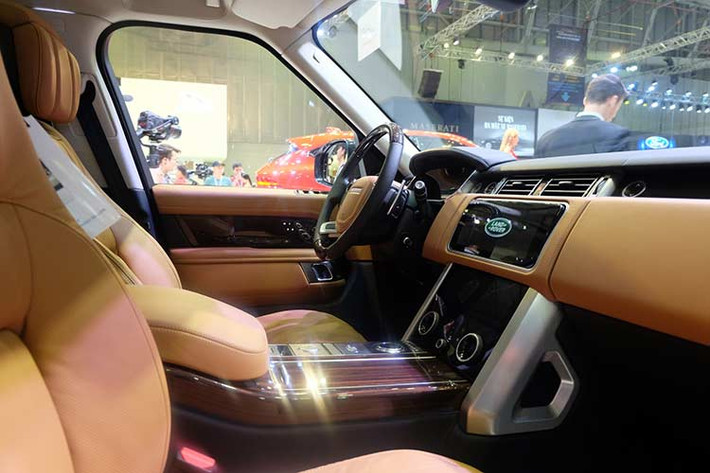 Range Rover 2018 cũng nhận được hệ thống điều khiển cảm ứng Infortainment Touch Pro Duo tương tự Sport 2018. Hệ thống này hoạt động trên 2 màn hình cảm ứng kích thước 10 inch. Người dùng có thể chuyển các thông tin từ màn hình này sang màn hình khác bằng cách vuốt một cách dễ dàng.