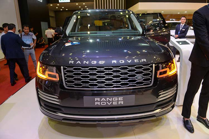 Mẫu SUV hạng sang Range Rover 2018 chính thức ra mắt thị trường Việt Nam với 4 phiên bản gồm HSE, Vogue, Autobiography và Autobiography LWB giá bán từ 7,35 tỷ đồng. Riêng mẫu xe trong bài viết này được trưng bày tại VMS 2018 là phiên bản Range Rover Autobiography LWB cao cấp nhất với giá bán 10,24 tỷ đồng.