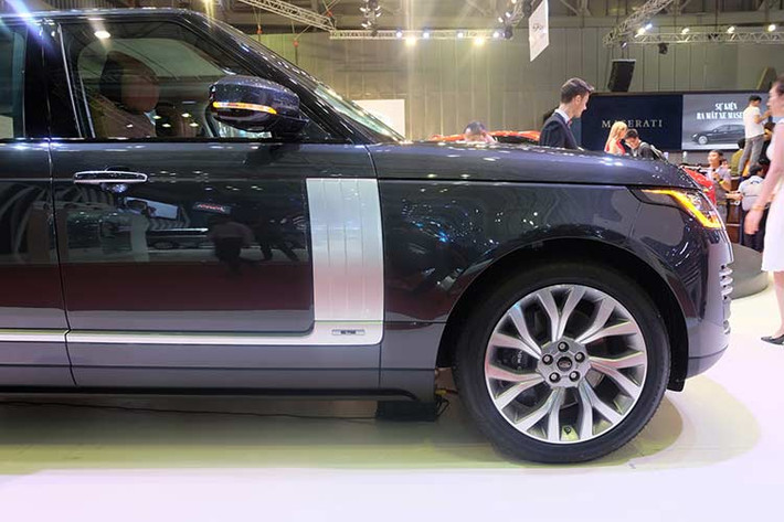 Mẫu SUV hạng sang này có hệ thống tự điều chỉnh độ cao xe. Khi di chuyển trên 105 km/h, xe tự hạ 15 mm để giảm lực cản, tối đa 50 mm. Ngược lại, Range Rover 2018 sẽ thể nâng cao gầm khi đi vào địa hình xấu.