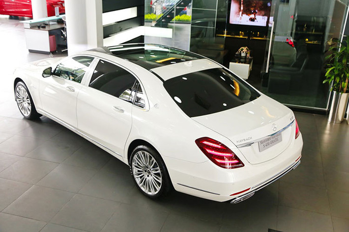 Mercedes-Maybach S450 2018 được trang bị động cơ V6, dung tích 3.0 lít, sản sinh công suất tối đa 367 mã lực và mô-men xoắn cực đại đạt 500 Nm. Sức mạnh được truyền tới cả 4 bánh thông qua hộp số tự động 9 cấp, nhờ đó, Mercedes-Maybach S450 4Matic 2018 chỉ mất khoảng thời gian 5,9 giây để tăng tốc từ vị trí đứng yên lên 100 km/h trước khi đạt vận tốc tối đa 250 km/h.