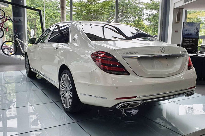 Đặc biệt, lưới tản nhiệt xe có logo Maybach. Cản va trước với những chi tiết mạ crôm sáng bóng và thiết kế hoàn hoàn khác biệt so với mẫu xe cũ. Thiết kế đèn pha của S450 4Matic 2018 giống như phiên bản thường với 3 thanh LED nằm sát nhau. Mâm xe có nhiều sự lựa chọn khác nhau với kích thước tùy chọn từ 17 – 20 inch được thiết kế dạng đa chấu nhưng sang trọng và đẳng cấp hơn.