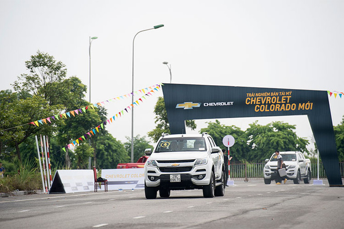 Mẫu Colorado vừa được bổ sung động cơ 2.5L VGT tiên tiến, bộ biến mô giảm chấn dạng con lắc ly tâm (CPA) mới cho trải nghiệm lái tinh tế hơn, tính năng khóa an toàn 2 nấc và 2 màu ngoại thất mới. Chính vì vậy, Colorado hứa hẹn sẽ đem lại cho người tham dự những trải nghiệm lái lý thú nhất trên cả cung đường bằng lẫn đường địa hình.