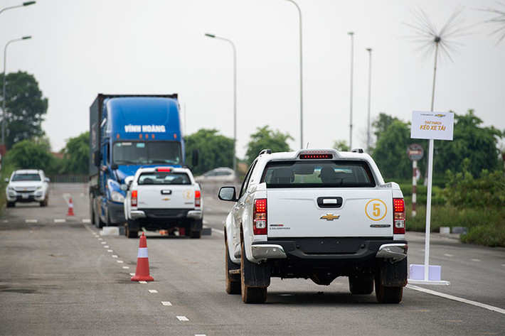 Những tay lái lâu năm có thể đã khá quen thuộc với lái xe zic-zac nhưng khả năng phản hồi nhanh và cảm giác lái chắc chắn do tay lái trợ lực điện (EPS) trên Colorado mang lại sẽ khiến trải nghiệm này trở nên mới mẻ. Đặc biệt nhờ khả năng xử lý mượt mà những khúc cua gấp hỗ trợ bởi hệ thống phân phối lực phanh điện tử (EBD), thử thách đánh lái zic-zac và làm chủ tốc độ với Colorado sẽ là một trải nghiệm thú vị.