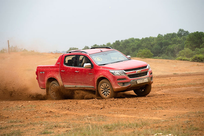 Nếu như trải nghiệm đường bằng chủ yếu tập trung vào vai trò của các tính năng an toàn và công nghệ hỗ trợ người lái trên Colorado thì chặng đường địa hình với 7 thử thách lái khác nhau là nơi người tham gia có thể phô diễn bản lĩnh và kỹ năng của họ khi kết hợp với khả năng vận hành mạnh mẽ trên mọi địa hình của Colorado.