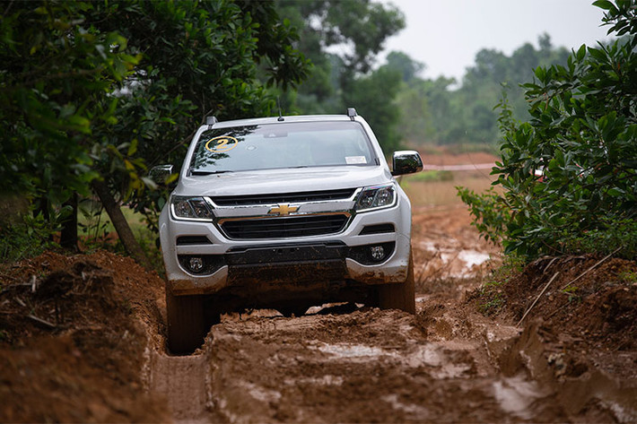 Lái xe ở tốc độ cao trên các cung đường địa hình đối với một số chiếc xe có thể là cơn ác mộng bởi sự rung lắc liên tục do va chạm mạnh. Tuy nhiên, với một hệ khung gầm vững chắc, hệ thống treo được tinh chỉnh chính xác, và bộ giảm xóc mới, Colorado sẽ đảm bảo mang đến một trải nghiệm lái mượt mà và trong tầm kiểm soát.