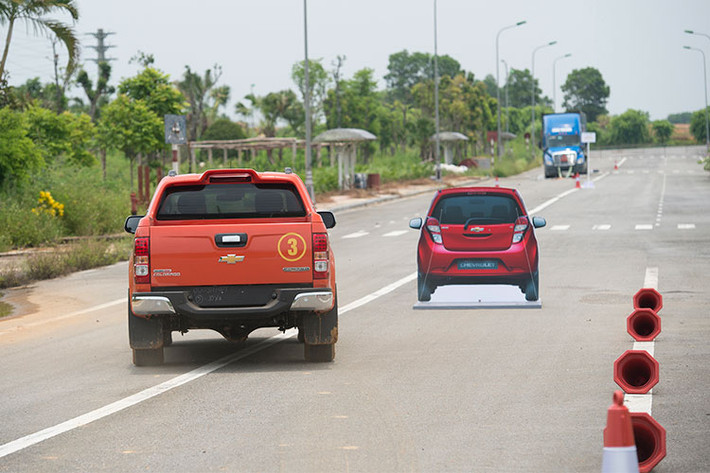 Khi lái xe ở tốc độ cao, điều quan trọng là cần phải đảm bảo chiếc xe có khả năng giảm tốc nhanh và gấp mà không khiến người lái mất kiểm soát xe. Hệ thống chống bó cứng phanh (ABS) trên Colorado ngăn bánh xe không bị trượt và giữ an toàn cho người lái khi phanh khẩn cấp.