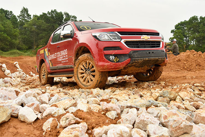 Trải nghiệm lái xe trên đồi đá sẽ phô diễn khả năng vượt mọi địa hình của chiếc bán tải với khoảng sáng gầm xe 216 mm cùng góc tới 27,3 độ và góc thoát 23,2 độ. Thêm vào đó, tính năng khóa an toàn 2 nấc mới trên Colorado ngăn chặn các tình huống tắt động cơ đột ngột do chìa khóa bị xoay không chủ đích khi đang chinh phục địa hình gập ghềnh.