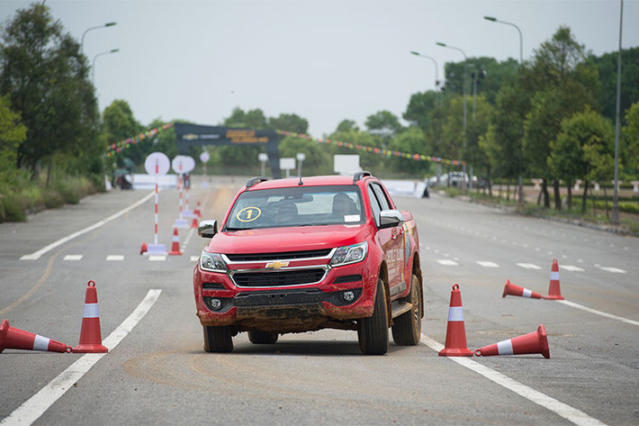 Hành trình lái thử Chevrolet Colorado 2018 trên đường bằng sẽ khởi động với bài kiểm tra tăng tốc đơn giản chứng minh sức mạnh và lực kéo của động cơ 180 mã lực trên Colorado cùng với đó là phản ứng nhạy bén với tốc độ của hệ thống lái trên xe.