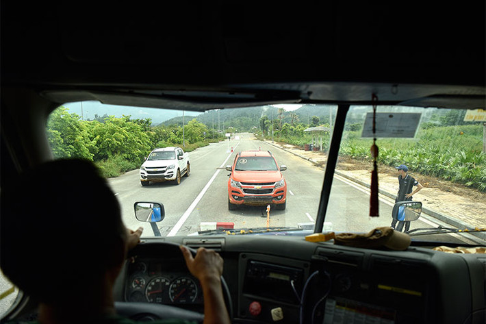 Ngay cả những người lái xe cẩn thận nhất cũng có thể mất tập trung trên đường khi lái xe. Đó là lý do tại sao các mẫu xe của Chevrolet, đặc biệt là Colorado, được trang bị hàng loạt các tính năng an toàn chủ động bao gồm cảnh báo va chạm sớm (Front Collision Alert). Tính năng này cảnh báo người lái khi chiếc xe đang đi quá gần phương tiện trước mặt và tốc độ đang quá cao, giúp lái xe tránh được nguy cơ va chạm.