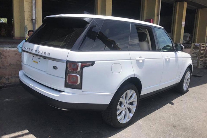 Range Rover HSE 2018 được giới thiệu ra thị trường toàn cầu lần đầu tiên vào đầu tháng 10 năm ngoái. Tháng 5/2018 vừa qua, chiếc đầu tiên đã được đưa về Việt Nam thuộc phiên bản HSE động cơ 3.0L giống như chiếc trong bài viết này và cấu hình cao hơn Range Rover 2018 tiêu chuẩn.