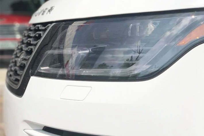 Về thiết kế, mẫu SUV hạng sang Range Rover 2018 sở hữu những thay đổi nhẹ ở một số chi tiết như cụm đèn pha tạo hình khác biệt, đèn LED chạy ban ngày thiết kế lại, khe gió và lưới tản nhiệt mang kiểu dáng mới. Đèn pha Pixel-Laser LED có chức năng tự điều chỉnh góc chiếu.