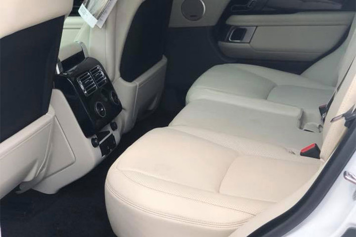 Xe được trang bị nhiều tính năng hỗ trợ người lái như hệ thống ga tự động thích ứng, cảnh báo điểm mù, nhận diện biển giao thông, cảnh báo lệch làn đường, hỗ trợ đỗ xe với hệ thống camera 360, giám sát tài xế và nhiều tính năng cao cấp khác. Hệ thống thông tin-giải trí của xe gồm bộ loa Meridian 380W, hàng ghế sau có 2 màn hình hiển thị riêng.