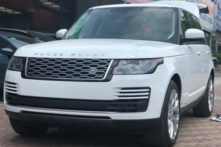 Sau chiếc Range Rover Autobiography P400e 2018 đầu tiên về Việt Nam, mới đây một đại lý nhập khẩu xe tư nhân tại Hà Nội tiếp tục đưa về một chiếc SUV hạng sang Range Rover khác đời 2018. Lần này, mẫu SUV hạng sang Anh quốc thuộc phiên bản HSE.