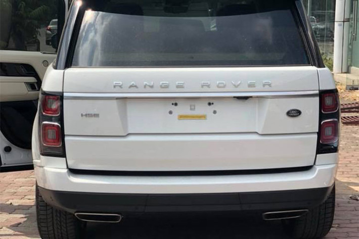 Range Rover HSE đời 2018 mới vừa về Việt Nam được trang bị khối động cơ 3.0L, tăng áp, sản sinh công suất tối đa 254 mã lực và mô-men xoắn cực đại 600 Nm. Động cơ của chiếc SUV hạng sang này kết hợp cùng hộp số tự động 8 cấp và hệ dẫn động 4 bánh toàn thời gian. 