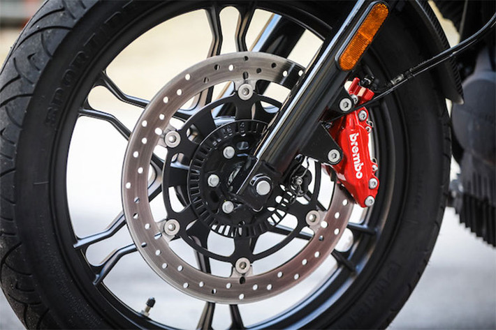 Về mặt trang bị, phiên bản Carbon đặc biệt còn được trang bị phanh Brembo ở cả trước và sau, hệ thống chống bó cứng phanh ABS đương nhiên là trang bị tiêu chuẩn của xe. Hệ thống treo của xe gồm cặp phuộc ống lồng ở trước và cặp giảm xóc lò xo trụ phía sau. Moto Guzzi V7 III Carbon 2018 sử dụng bộ vành 18 inch ở trước và 17 inch ở sau.