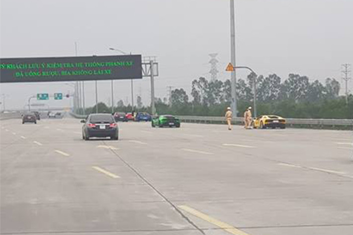 Đây cũng là ngày lăn bánh đầu tiên của đoàn siêu xe tham gia hành trình Car &amp; Passion 2018 từ Hà Nội và cũng là bài học cho ban tổ chức rút kinh nghiệm để việc khởi hành vào ngày 4/3 được suôn sẻ hơn.