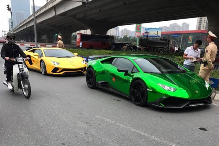 Theo thông tin ban đầu, cặp đôi siêu xe Lamborghini Aventador S và Lamborghini Huracan LP610-4 bị cảnh sát giao thông bắt lỗi không tuân thủ vạch kẻ đường. Ngoài ra, những hình ảnh khác ghi lại cũng cho thấy đoàn siêu xe này đã bị cảnh sát giao thông "tuýt còi" trên cao tốc Hà Nội - Hải Phòng nhưng không rõ nguyên nhân là gì.