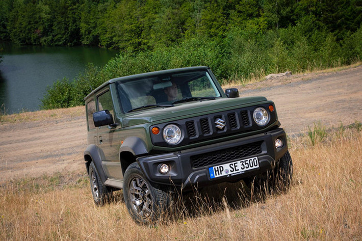 Kể từ khi ra mắt cho tới nay, Suzuki Jimny đã nhận được nhiều sự chú ý của cả chuyên gia lẫn người sử dụng ở trong và ngoài Nhật Bản. Tuy nhiên có một điểm trừ đáng kể là nó đã không ghi điểm tốt trong bài kiểm tra an toàn. Cơ sở Euro NCAP đã chỉ cho Jimny 3 sao và nhận định “thiếu hệ thống hỗ trợ tài xế” làm trang bị tiêu chuẩn.