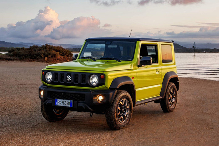 Mẫu xe giá rẻ Suzuki Jimny mới với thiết kế SUV nhỏ bé, cứng cáp đang khiến nhiều người mua Mỹ thèm khát và ganh tỵ khi người châu Âu có thể mua trước. Nhưng bất cứ ai ghen tỵ với những chủ xe Jimny mới có thể cảm thấy được “hả hê” một chút khi những gì đang xảy ra với mẫu xe này ở thị trường Anh Quốc.