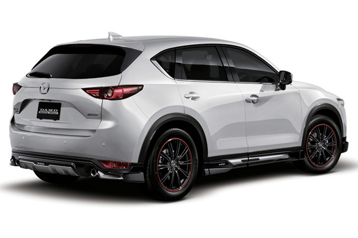 Đặc biệt, ốp cản trước còn được DAMD tích hợp những đèn sương mù LED dạng dải để khiến CX-5 trông hiện đại hơn. Ngoài ra, bộ bodykit của hãng độ DAMD cũng gây ấn tượng mạnh bởi các bề mặt nổi 3 chiều và phối giữa 2 tông màu bạc-đen.