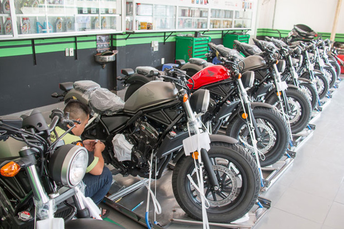 Sau loạt xe môtô Honda Rebel 300 mới vừa được phân phối chính hãng tại thị trường Việt Nam. Mới đây, những chiếc xe môtô Honda Rebel 500 mới vừa được một đại lý tư nhân tại TP HCM nhập về. Trước đó vào hồi tháng 11/2017 mẫu xe này cũng đã được đưa về Việt Nam theo diện nhập khẩu không chính hãng.