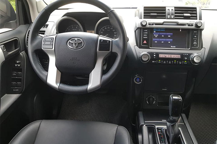 Về nội thất, Prado 2016 sử dụng vô lăng da 4 chấu tích hợp các phím bấm bao gồm; điều khiển hệ thống âm thanh, phím đàm thoại rảnh tay thông qua kết nối Bluetooth, phím điều khiển màn hình đa thông tin MID. Bảng đồng hồ optitron hiển thị sắc nét được thiết kế mới sang trọng tích hợp màn hình đa thông tin TFT màu.