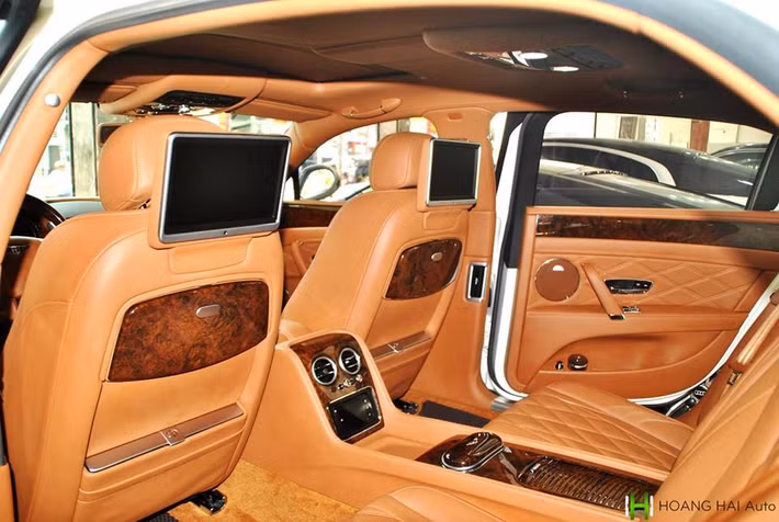 Hàng ghế sau của xe có màn hình giải trí riêng được gắn phía sau ghế trước, bảng điểu khiển hệ thống giải trí này cũng xuất hiện ở giữa hàng ghế sau. Ngoài ra, chiếc Bentley Flying Spur V8 biển "tứ quý" 6 còn có trang bị điện thoại và tủ lạnh đặt giữa 2 hàng ghế sau.