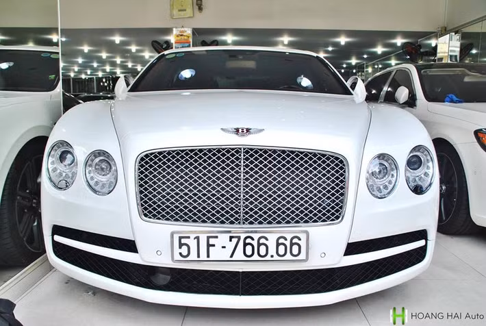 Bentley Flying Spur V8 biển số "tứ quý" 6 đang được một công ty nhập khẩu tư nhân quận 5 rao bán được sản xuất cuối năm 2015 và số VIN của năm 2016. Hiện chưa rõ mức giá bán của chiếc Bentley Flying Spur V8 biển số "tứ quý" 6, chỉ biết rằng, lúc mới về nước, mẫu xe siêu sang này được chào bán chính hãng hơn 10 tỷ đồng.