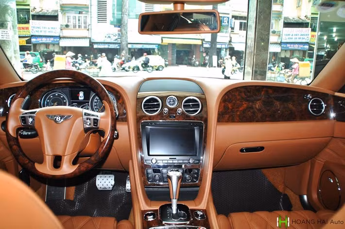 Khác biệt rõ ràng và ảnh hưởng trực tiếp đến mức giá bán của Bentley Flying Spur W12 và V8 chính là việc trang bị động cơ. Bản V8 sử dụng động cơ tăng áp kép, dung tích 4.0 lít, sản sinh công suất tối đa 500 mã lực tại vòng tua máy 6.000 vòng/phút và mô-men xoắn cực đại 660 Nm.