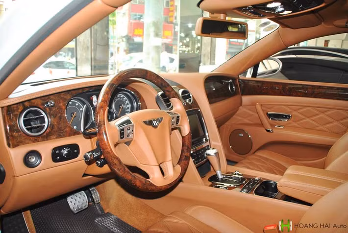 Trong khi đó, nội thất của xe có màu nâu nhạt kết hợp cùng nhiều chi tiết mạ crôm sáng bóng và ốp gỗ quý hiếm tạo nên vẻ sang trọng và quý tộc cho Bentley Flying Spur V8. Các tuỳ chọn bên trong khoang lái chiếc Bentley Flying Spur V8 biển kiểm soát "tứ quý" 6 đang được rao bán bao gồm "rạp hát" của Nami với 14 loa, công suất 1.100 W.