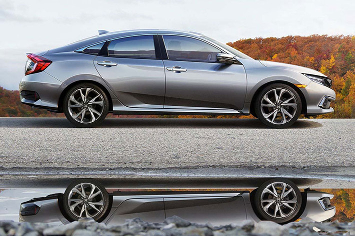 Dự kiến có mặt tại các đại lý Mỹ từ ngày 10/10 tới, Civic 2019 ở thị trường Mỹ sẽ có thêm bản Sport mới, công nghệ an toàn Honda Sensing tiêu chuẩn và một số thay đổi nhỏ trong thiết kế nội - ngoại thất. Các chi tiết và cấu hình cũng như kích thước xe không thay đổi nhiều.