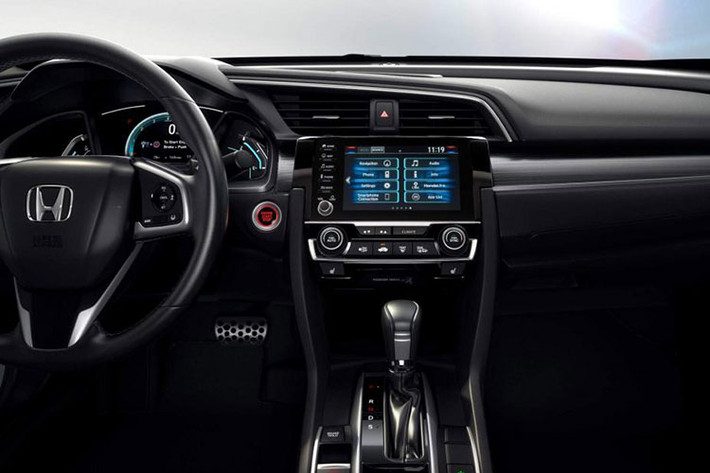 Toàn bộ dòng Honda Civic 2019 tại thị trường Mỹ đều được bổ sung vô lăng tái thiết kế và cụm điều khiển trung tâm tích hợp giá đựng cốc cỡ lớn hơn. Ngay cả những chi tiết ốp trang trí trên mặt táp-lô cũng được nâng cấp thành màu xám nòng súng ở bản LX, EX Coupe, màu kim loại ở bản EX, EX-L, Touring (cấu hình sedan), Touring (cấu hình coupe) và dập nổi ở bản Sport mới.