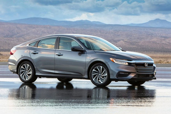 Honda Civic 2019 sở hữu phần đầu xe mới với vỏ đèn pha màu khói và chi tiết hình đôi cánh màu đen bóng trên lưới tản nhiệt thay vì mạ crôm như trước. Khu vực bên dưới lưới tản nhiệt cũng được thay đổi, không còn được chia làm 3 phần như cũ mà hợp lại thành 1 khối, cộng thêm những điểm nhấn mạ crôm mới ở cản trước và bộ chẻ khí trước mới.