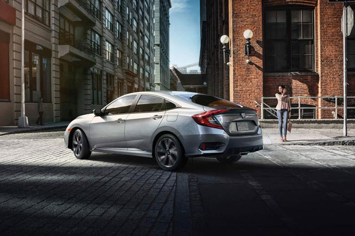 Đằng sau Honda Civic 2019 xuất hiện chi tiết mạ crôm ở cản sau trên cấu hình sedan. 2 bộ vành la-zăng mới đã được bổ sung cho Honda Civic 2019 cả ở cấu hình sedan lẫn coupe. Ngoài ra, Honda Civic 2019 còn có thêm 3 màu sơn ngoại thất mới là trắng Platinum White Pearl, đỏ Molten Lava Pearl và vàng chanh Tonic Yellow Pearl. 