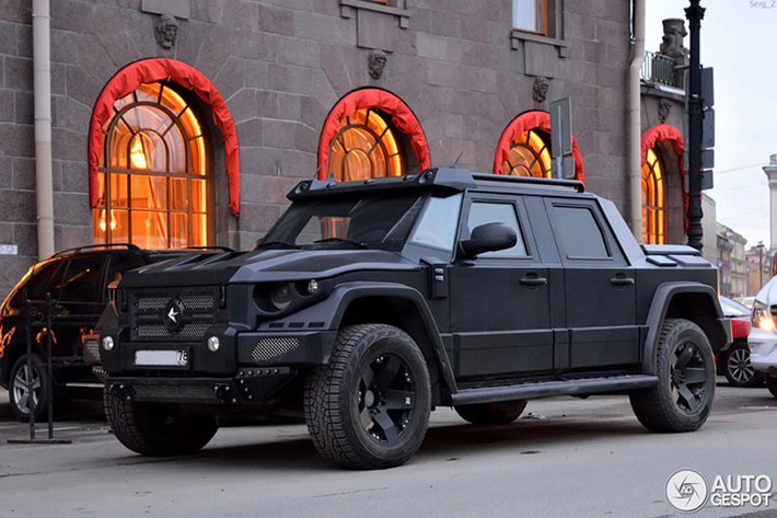 Đặt trụ sở tại Latvia, hãng sản xuất Dartz Motorz Company nổi tiếng là nhà chuyên chế tạo các dòng xe chống đạn hiệu năng cao cho giới siêu giàu, từ Nga đến Trung Đông, các ngôi sao Hollywood. Mẫu siêu xe SUV Dartz Prombron Black Russian chính là một sản phẩm của công ty này.