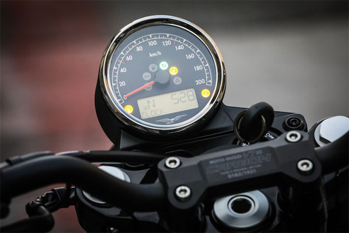 Cụm đồng hồ đơn của xe dạng analogue kết hợp với đồng hồ kỹ thuật số mang lại phong cách hiện đại cho chiếc xe, đồng thời vừa hiển thị tốc độ dạng kim chỉ và các thông tin còn lại liên quan tới xe thông qua màn hình LCD dựa trên nền tảng đa phương tiện tùy chọn của Moto Guzzi.