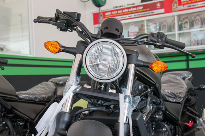 Thiết kế tổng thể của Honda Rebel 500 phiên bản mới rất khó nhận ra điểm khác biệt so với "đàn em" Rebel 300 đang bán ra bởi Honda Việt Nam. Ở phía trước, chiếc xe vẫn sử dụng đèn pha chóa tròn truyền thống, kết hợp với các đèn xi-nhan "hột vịt" nằm đối xứng 2 bên.