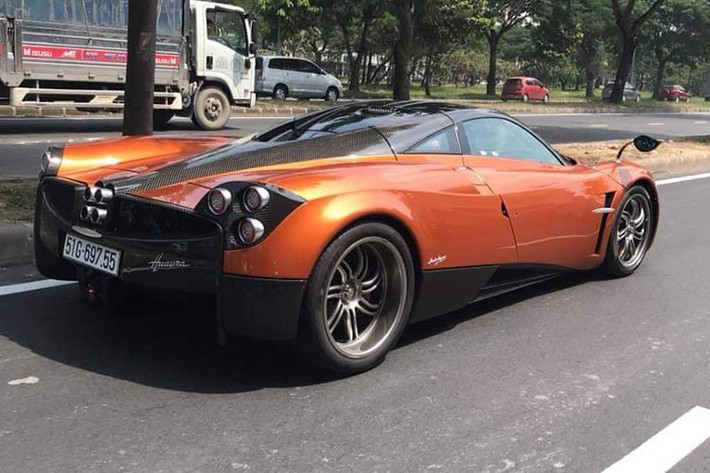 Hiện chiếc Pagani Huayra đã có mặt tại một trạm đăng kiểm ở Long An để hoàn tất các thủ tục còn lại, trước khi được Minh Nhựa cho lăn bánh trên đường phố. Doanh nhân 8X cũng chia sẻ trong tuần sau, sẽ đem "thần gió" Pagani Huayra cùng Lamborghini Aventador LP750-4 SV và Range Rover ra Phan Thiết chơi cũng như quay phim.