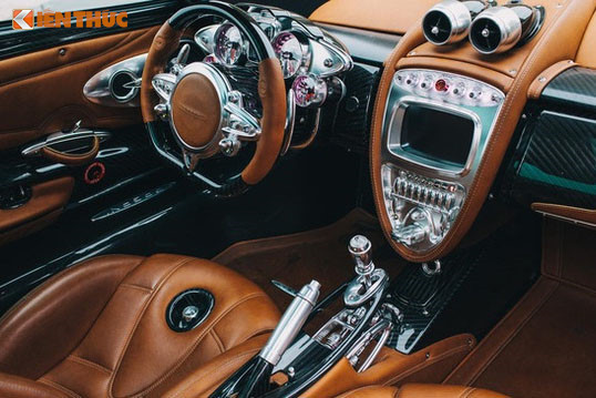 Việc tậu Pagani Huayra cũng giúp cho cách chơi siêu xe của Minh Nhựa trở nên đẳng cấp hơn, trước đó, doanh nhân 8X này chỉ chăm chú mua sắm các mẫu xe hàng "hot" trên thế giới và có số lượng sản xuất giới hạn như Lamborghini Aventador LP750-4 SV có đúng 600 chiếc, Bugatti Veyron 450 chiếc hay Lamborghini Murcielago LP670-4 SV có 180 chiếc...