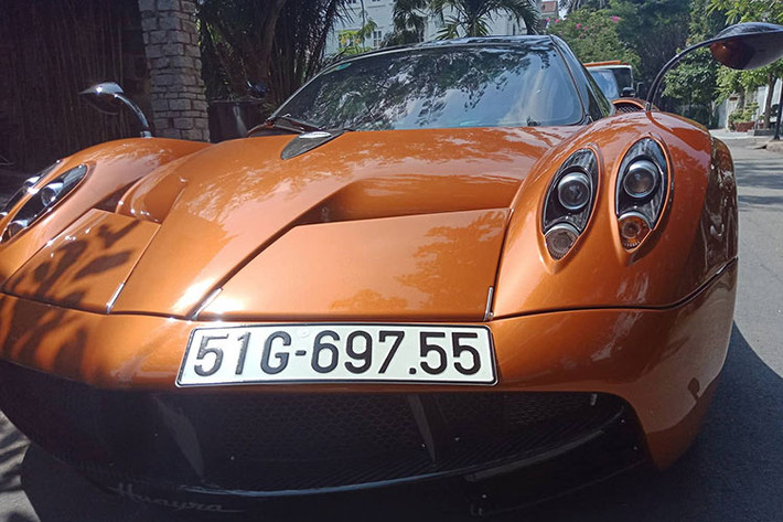 Theo chia sẻ của Minh Nhựa, anh đã đăng ký biển số thành công cho chiếc Pagani Huayra cách đây khoảng 2 tuần nhưng không muốn gây ồn ào trên mạng xã hội nên đã không chia sẻ tin vui này. Chỉ đến khi đem chiếc Pagani Huayra đi đăng kiểm biển số vào sáng nay, cư dân mạng mới hay tin "thần gió" này đã chính thức có biển số.
