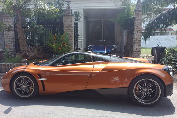 Qua những hình ảnh do địa gia siêu xe Minh Nhựa thực hiện, dễ dàng nhận thấy "thần gió" Pagani Huayra hơn 80 tỷ đồng đã có biển số là 51G-697.55. Như vậy, sau 3 lần đăng ký biển số không thành công, siêu phẩm Pagani Huayra độc nhất vô nhị tại Việt Nam đã có biển kiểm soát.
