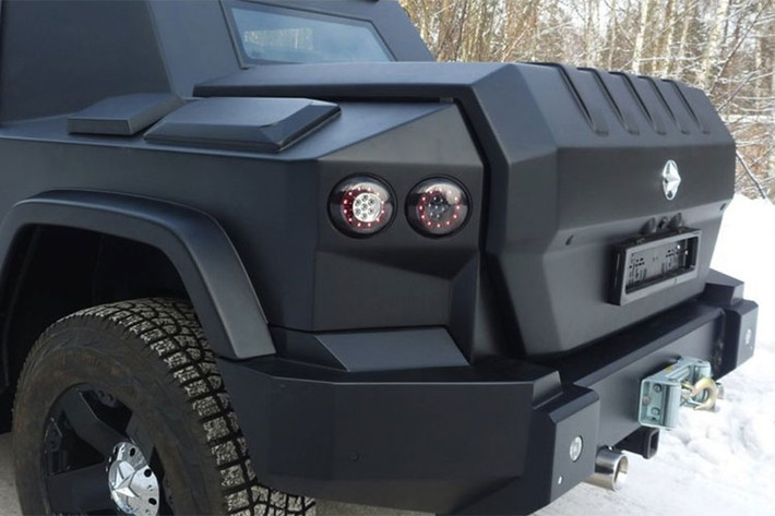 Dartz Prombron Black Russian được thiết kế giống sự kết hợp giữa siêu SUV Hummer của Mỹ và xe tăng bọc thép. Cửa sổ kính của xe dày 3 inch, mam xe chóng đạn đường kính 22 inch đồ sộ để tương xứng với kích thước. Cùng với đó, các cánh cửa bằng thép tấm để đối phó với các cuộc tấn công bên ngoài, đảm bảo an toàn cho người trong xe.