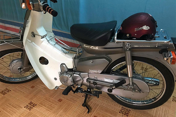 Do còn rất mới nên chủ xe cũng không "độ chế" gì cho chiếc xe, chỉ lắp thêm hoặc thay thế một số chi tiết nguyên bản như gương hậu nhôm Rizoma hay baga trên lườn xe để khiến nó tiện dụng hơn khi di chuyển hàng ngày. Màu sơn xám bạc nguyên bản của chiếc xe vẫn còn giữ được độ bóng và sâu màu như xe mới.