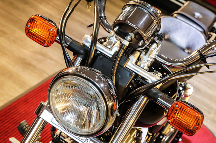 Trên phiên bản Honda Rebel đời 2016 này, nó gần như giữ nguyên toàn bộ thiết kế từ lúc được ra đời. Xe vẫn sở hữu các chi tiết cổ điển sau hàng chục năm qua như đèn pha thiết kế hình tròn với bóng dạng halogen, xi nhan tách rời đặt cao và thêm chi tiết chống gãy.