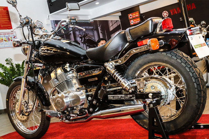 Hiện tại, nhà phân phối dòng xe này tại TP HCM vẫn chưa công bố mức giá bán chính thức của Honda Rebel 250 thế hệ cũ với giới truyền thông nhưng cho hay giá dự kiến sẽ hơn 180 triệu đồng. Trước đó, một số tin đồn còn cho rằng xe sẽ có giá bán khoảng 200 triệu đồng.