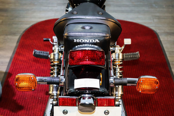 Ở phía sau, cụm đèn xi-nhan vẫn được thiết kế kiểu cũ những năm 80 mở rộng hai bên, đèn hậu và đèn chiếu sáng bảng số tách rời nhau tạo cho người sử dụng cảm giác thân thiện và dễ sử dụng ngay từ cái nhìn đầu tiên.